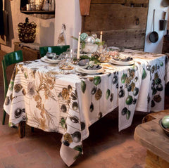 Tovaglia natalizia Glitter in puro lino di Tessitura Toscana Telerie. Fantasia con sfere di natale dorate e argentate su fondo bianco. Misura rettangolare x12 (170x270 cm).