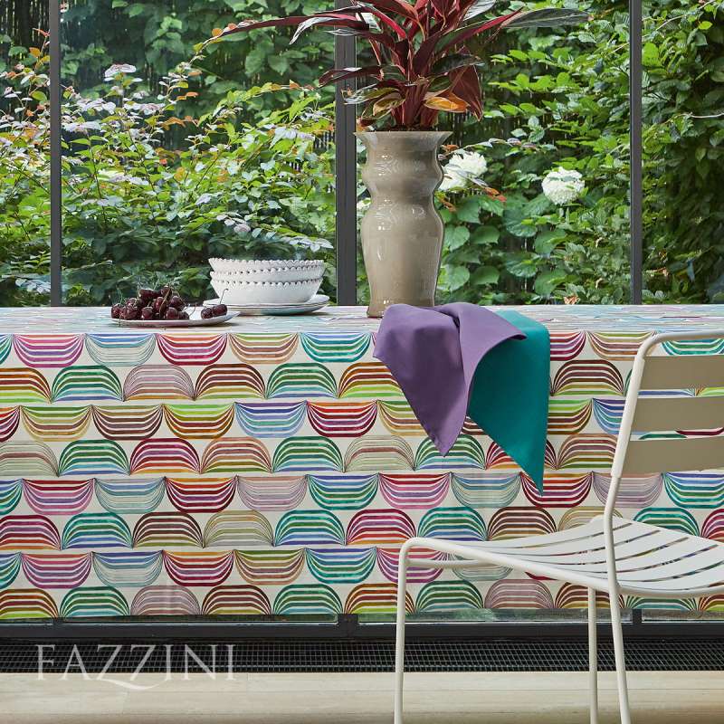 Tovaglia Policromo di Fazzini, in puro cotone con stampa digitale ad alta definizione. Disponibile nella misura rettangolare per 12 persone o quadrata. La tovaglia Policromo presenta una fantasia geometrica multicolore che donerà allegria e vivacità alla tua sala da pranzo.