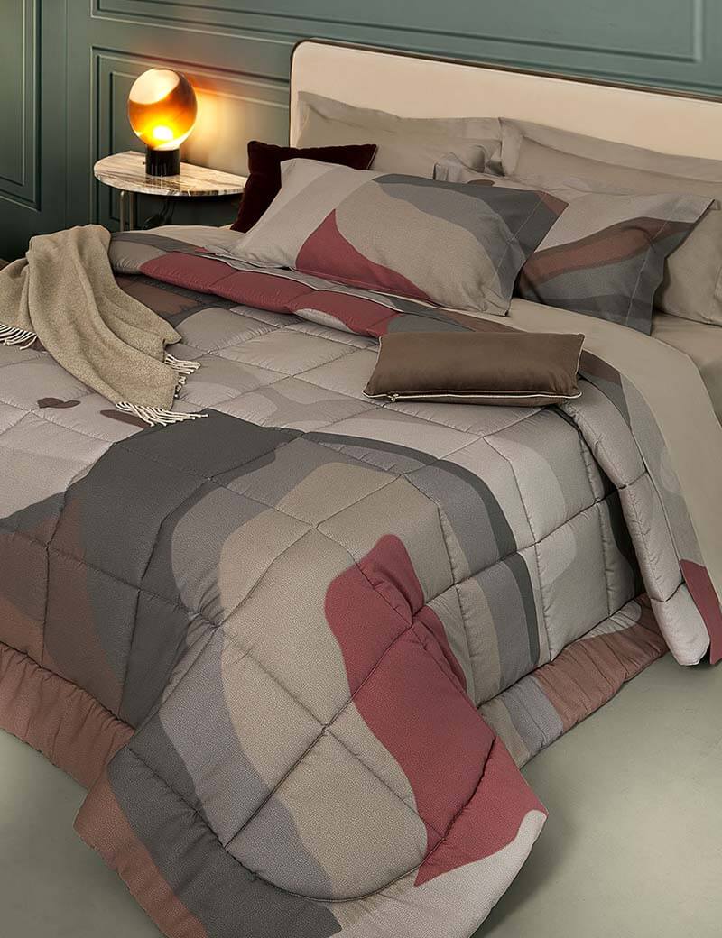 Trapunta invernale matrimoniale Borbonese Avant Garde in raso di puro cotone. Il piumone Borbonese Avant Garde presenta una fantasia moderna e caratterizzata da curve e forme morbide di vari colori, che intersecandosi donano alla trapunta movimento e dinamicità.
