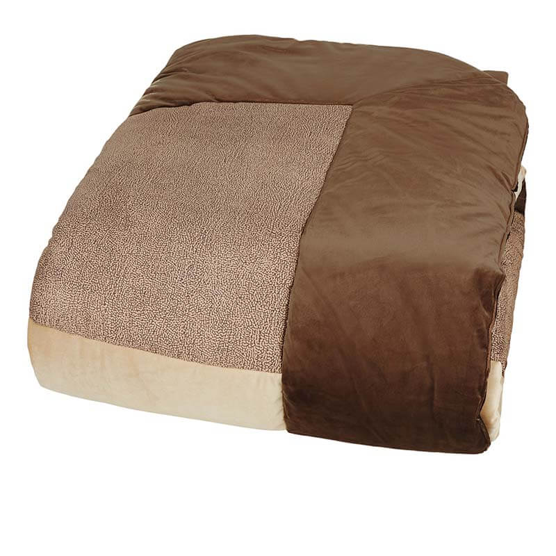 Trapunta invernale Borbonese Avenue matrimoniale in raso di puro cotone e velluto. Il piumone Avenue è caratterizzato da una particolare lavorazione patchwork che unisce due tipi di tessuto diversi: il raso di cotone, con la tipica stampa Borbonese a occhio di pernice, e il velluto in tinta unita marrone e beige.