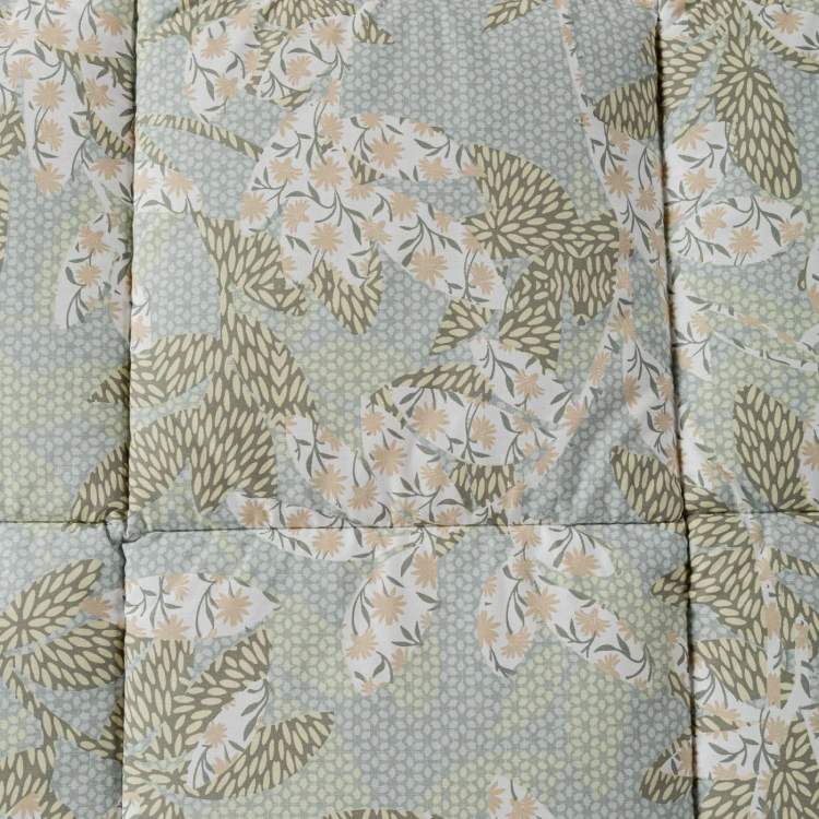 Trapunta invernale matrimoniale Caleffi Evergreen, in puro cotone. Fantasia a tema natura con foglie e fiori su fondo beige. Variante  giada, dettaglio.