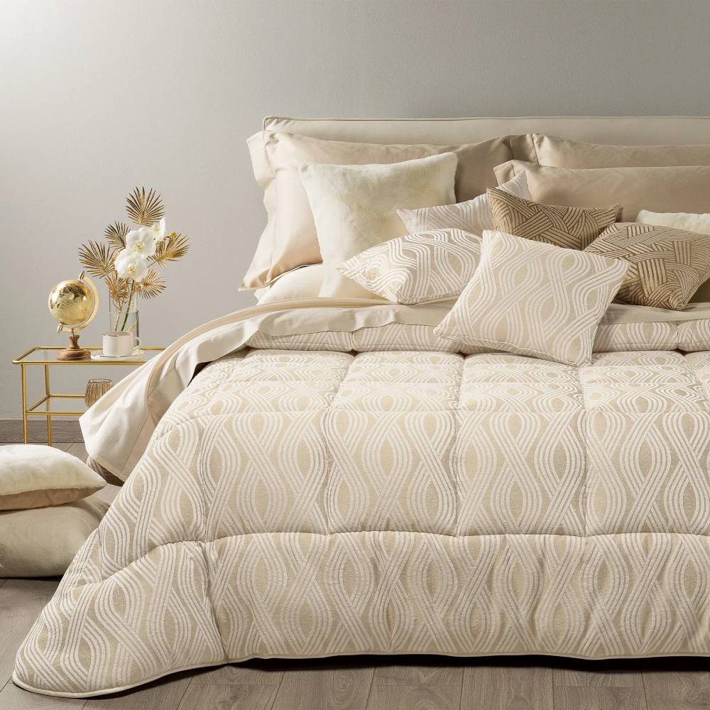 Trapunta invernale matrimoniale Caleffi Abbraccio, in prezioso raso jacquard. Trapuntata a capo e rifinita con angoli arrotondati. Piumone con fantasia moderna dalle forme morbide. Colore avorio.