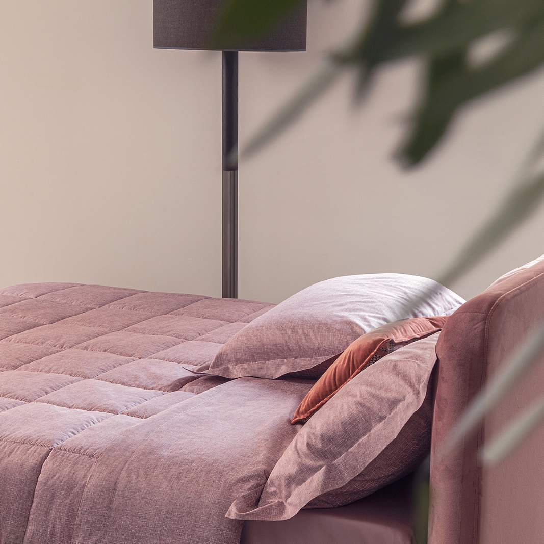 Trapunta invernale matrimoniale Fazzini Baco in raso di puro cotone. Fantasia moderna che richiama la trama della seta. Piumone colore rosa.