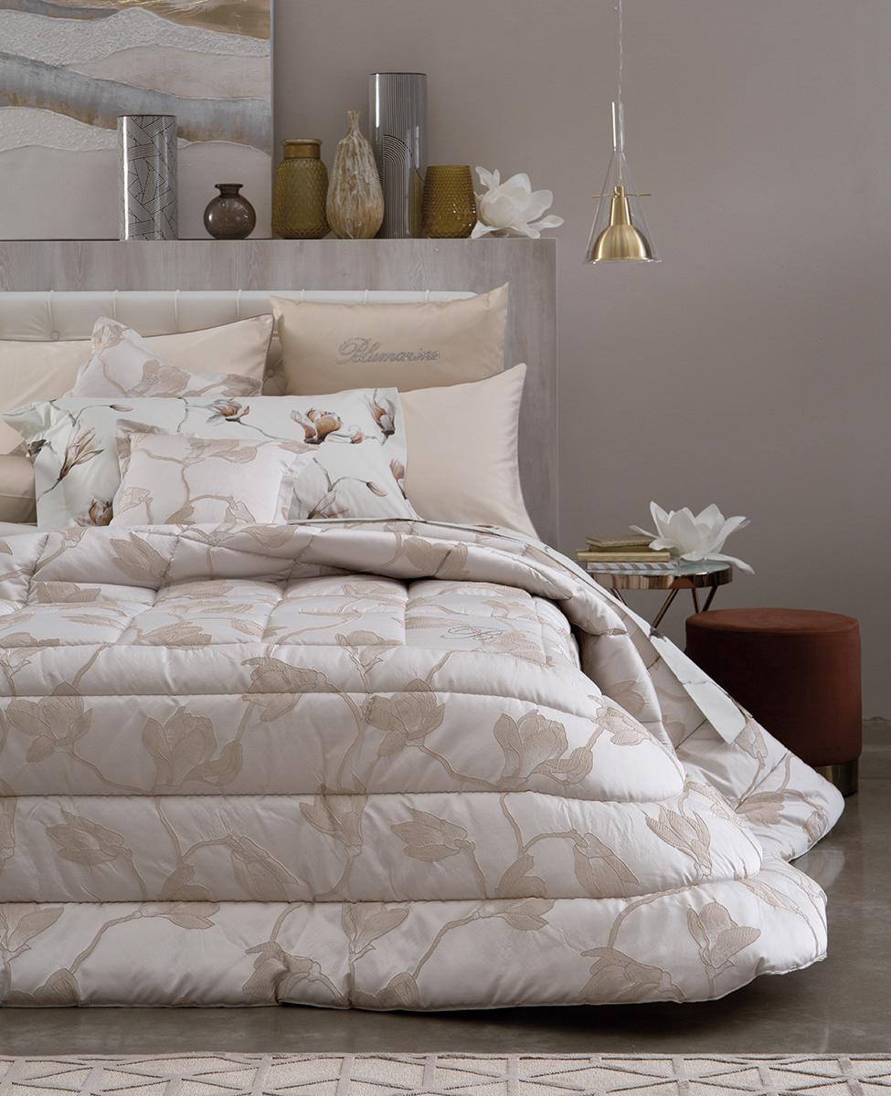 Trapunta Invernale matrimoniale Blue Carpet di Blumarine, in elegante raso jacquard. Romantica fantasia jacquard a tema floreale, colore rosa fard, con logo Blumarine in preziosi cristalli Swarovski.