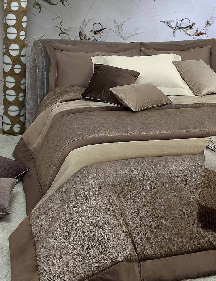 Trapunta invernale Borbonese Avenue matrimoniale in raso di puro cotone e velluto. Il piumone Avenue è caratterizzato da una particolare lavorazione patchwork che unisce due tipi di tessuto diversi: il raso di cotone, con la tipica stampa Borbonese a occhio di pernice, e il velluto in tinta unita marrone e beige.