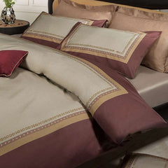 Trapunta invernale Borbonese Posh in raso di cotone per letto matrimoniale. Il piumone Posh è caratterizzato da una fantasia moderna in cui la tipica stampa Borbonese a occhio di pernice, nella tonalità beige, è incorniciata da una catenina dorata recante il logo Borbonese. La parte esterna riprende la stessa fantasia nella colorazione bordeaux.