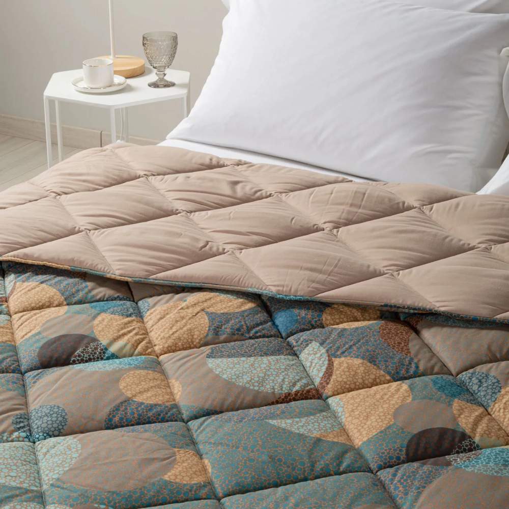Trapunta invernale Caleffi Cosmo. Disponibile nella misura per letto singolo, piazza e mezza e matrimoniale. Fantasia geometrica multicolore dallo stile moderno,con forme che ricordano pianeti ed eclissi.