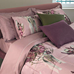 Trapunta invernale matrimoniale Fazzini Nastri, in raso di puro cotone. Piumone con fantasia floreale su fondo rosa. La collezione Nastri prende il nome dalla trama floreale caratterizzata da eleganti bouquet che valorizzano la trapunta.