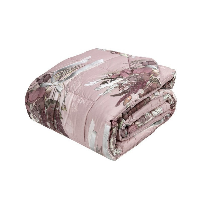 Trapunta invernale matrimoniale Fazzini Nastri, in raso di puro cotone. Piumone con fantasia floreale su fondo rosa. La collezione Nastri prende il nome dalla trama floreale caratterizzata da eleganti bouquet che valorizzano la trapunta.