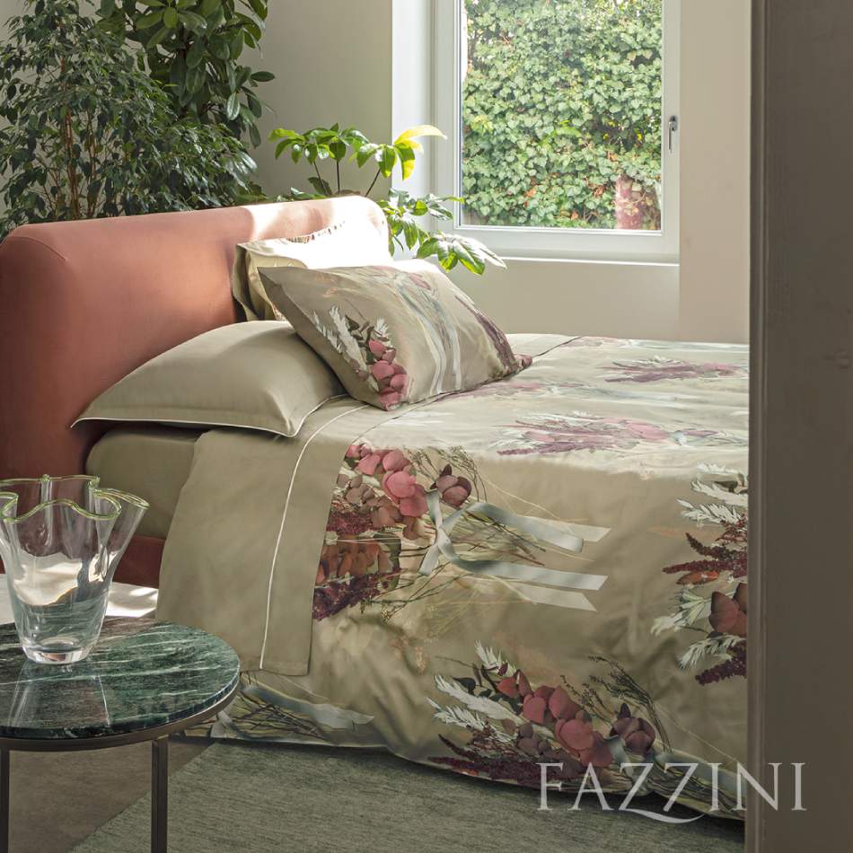 Trapunta invernale matrimoniale Fazzini Nastri, in raso di puro cotone. Piumone con fantasia floreale su fondo verde. La collezione Nastri prende il nome dalla trama floreale caratterizzata da eleganti bouquet che valorizzano la trapunta.