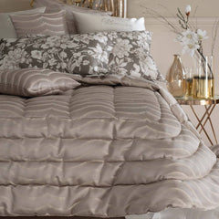 Trapunta Invernale matrimoniale Jasmine di Blumarine, in raso jacquard. Fantasia con motivo a onde. Colore roccia (tortora).