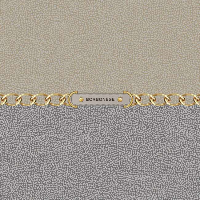 Trapunta invernale Borbonese Gatsby in raso di cotone per letto matrimoniale. Il piumone Gatsby è caratterizzato da una fantasia moderna. La tipica stampa Borbonese a occhio di pernice, in due tonalità diverse, è separata al centro da una catenina dorata recante il logo Borbonese. Colore grigio tortora