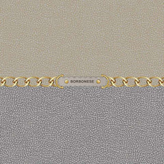 Trapunta invernale Borbonese Gatsby in raso di cotone per letto matrimoniale. Il piumone Gatsby è caratterizzato da una fantasia moderna. La tipica stampa Borbonese a occhio di pernice, in due tonalità diverse, è separata al centro da una catenina dorata recante il logo Borbonese. Colore grigio tortora