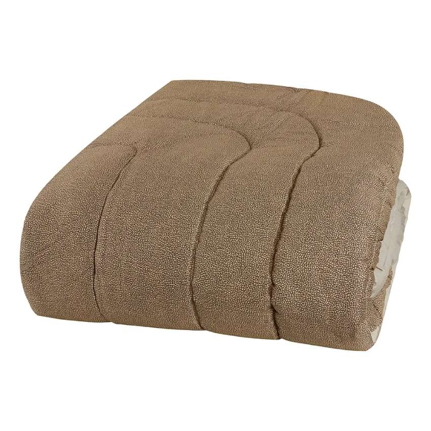 Trapunta invernale Borbonese Gatsby in raso di cotone per letto matrimoniale. Il piumone Gatsby è caratterizzato da una fantasia moderna. La tipica stampa Borbonese a occhio di pernice, in due tonalità diverse, è separata al centro da una catenina dorata recante il logo Borbonese. Colore marrone beige