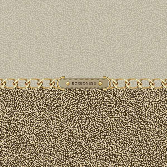 Trapunta invernale Borbonese Gatsby in raso di cotone per letto matrimoniale. Il piumone Gatsby è caratterizzato da una fantasia moderna. La tipica stampa Borbonese a occhio di pernice, in due tonalità diverse, è separata al centro da una catenina dorata recante il logo Borbonese. Colore marrone beige