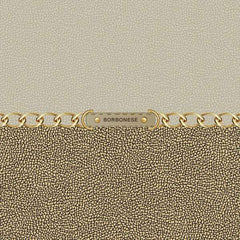 Trapunta invernale Borbonese Gatsby in raso di cotone per letto matrimoniale. Il piumone Gatsby è caratterizzato da una fantasia moderna. La tipica stampa Borbonese a occhio di pernice, in due tonalità diverse, è separata al centro da una catenina dorata recante il logo Borbonese. Colore marrone beige