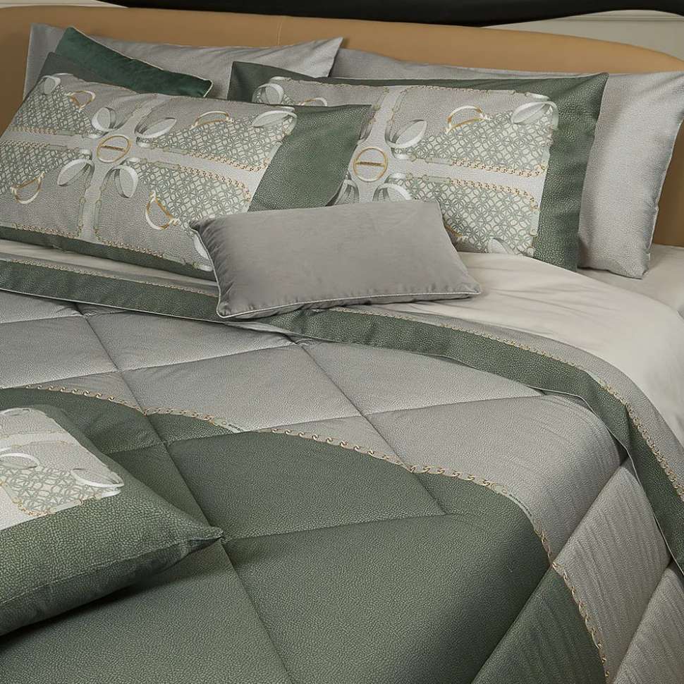 Trapunta invernale Borbonese Gatsby in raso di cotone per letto matrimoniale. Il piumone Gatsby è caratterizzato da una fantasia moderna. La tipica stampa Borbonese a occhio di pernice, in due tonalità diverse, è separata al centro da una catenina dorata recante il logo Borbonese. Colore verde.
