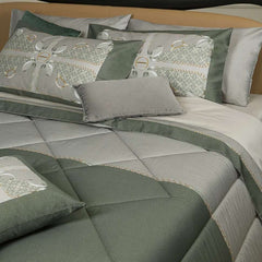 Trapunta invernale Borbonese Gatsby in raso di cotone per letto matrimoniale. Il piumone Gatsby è caratterizzato da una fantasia moderna. La tipica stampa Borbonese a occhio di pernice, in due tonalità diverse, è separata al centro da una catenina dorata recante il logo Borbonese. Colore verde.