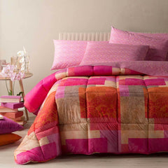 Trapunta invernale matrimoniale Caleffi Esmeralda in puro cotone con stampa digitale. Fantasia patchwork moderna dai toni accesi nei colori del corallo, arancio e panna.