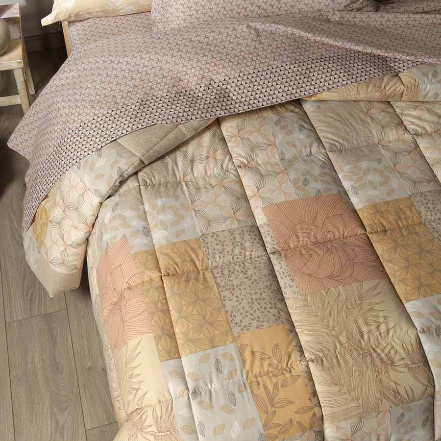Trapunta Invernale Caleffi Green Village in puro cotone, per letto matrimoniale. Fantasia floreale patchwork dai toni caldi. Variante naturale. Toni del beige, arancio, tortora.