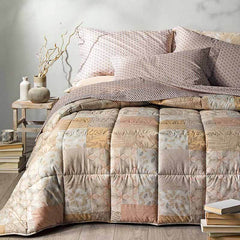 Trapunta Invernale Caleffi Green Village in puro cotone, per letto matrimoniale. Fantasia floreale patchwork dai toni caldi. Variante naturale. Toni del beige, arancio, tortora.