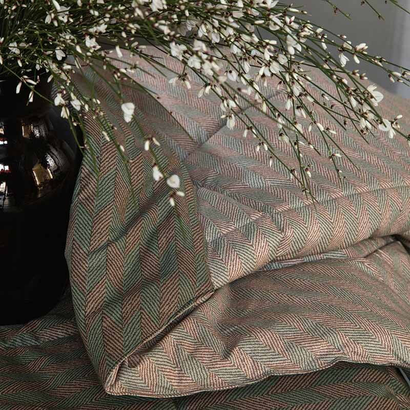 Trapunta invernale matrimoniale Fazzini Tweed in percalle di puro cotone. Piumone double face con fantasia geometrica che abbina positivo e negativo, colore verde/canyon (tortora)