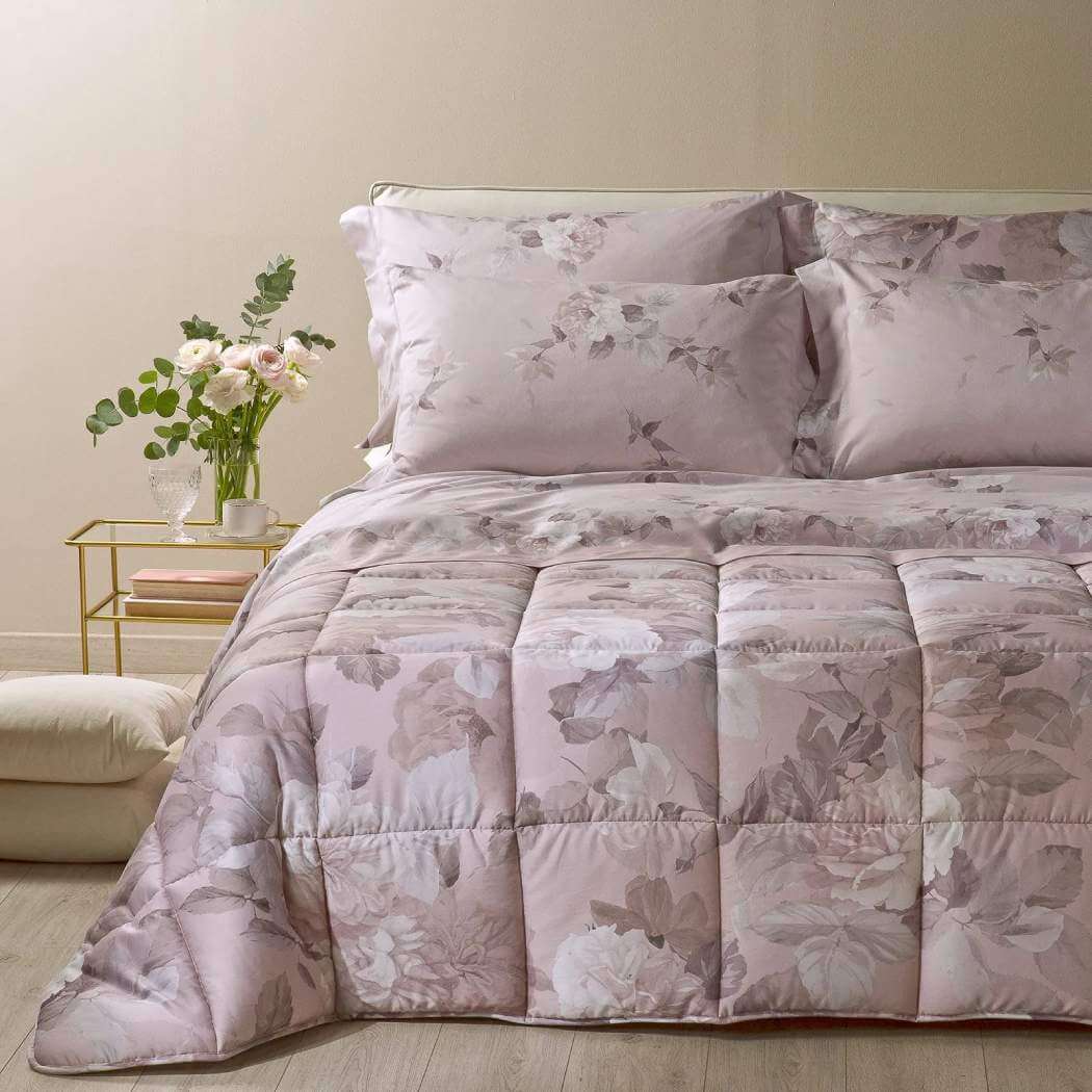 Trapunta invernale matrimoniale Caleffi Rosa Alba, in raso di puro cotone con stampa digitale. Piumone con delicata fantasia floreale con rose bianche su fondo rosa cipria