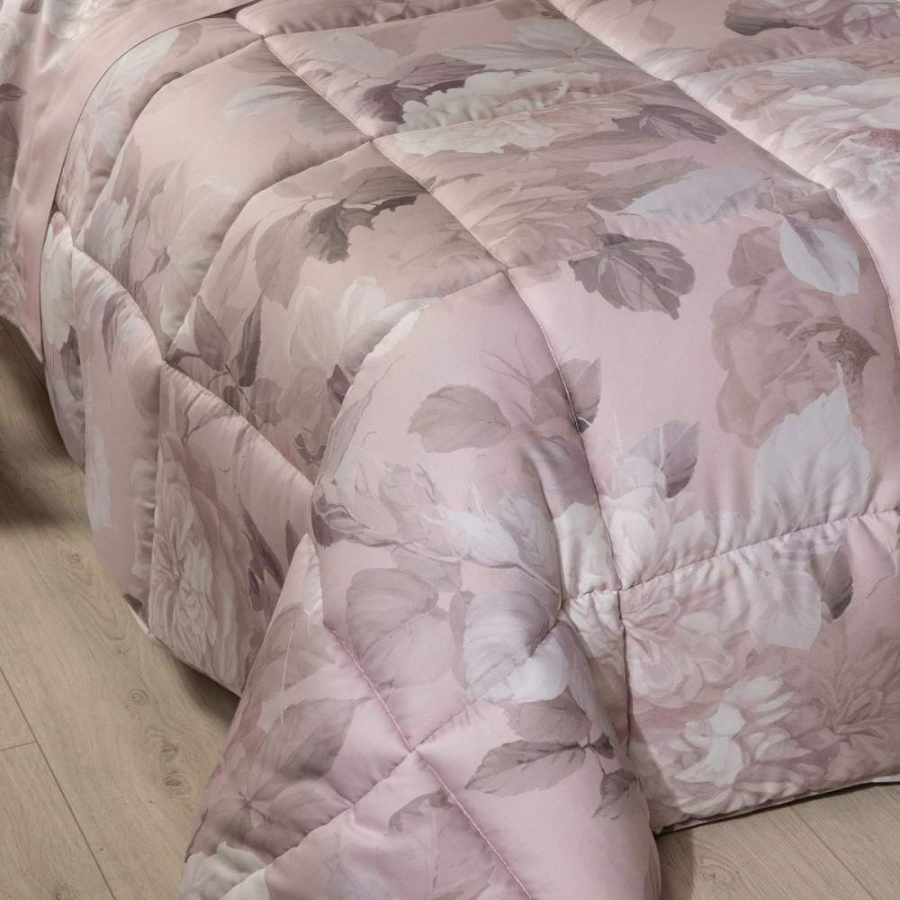 Trapunta invernale matrimoniale Caleffi Rosa Alba, in raso di puro cotone con stampa digitale. Piumone con delicata fantasia floreale con rose bianche su fondo rosa cipria