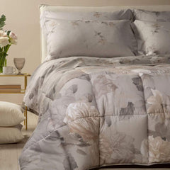 Trapunta invernale matrimoniale Caleffi Rosa Alba, in raso di puro cotone con stampa digitale. Piumone con delicata fantasia floreale con rose bianche su fondo tortora.