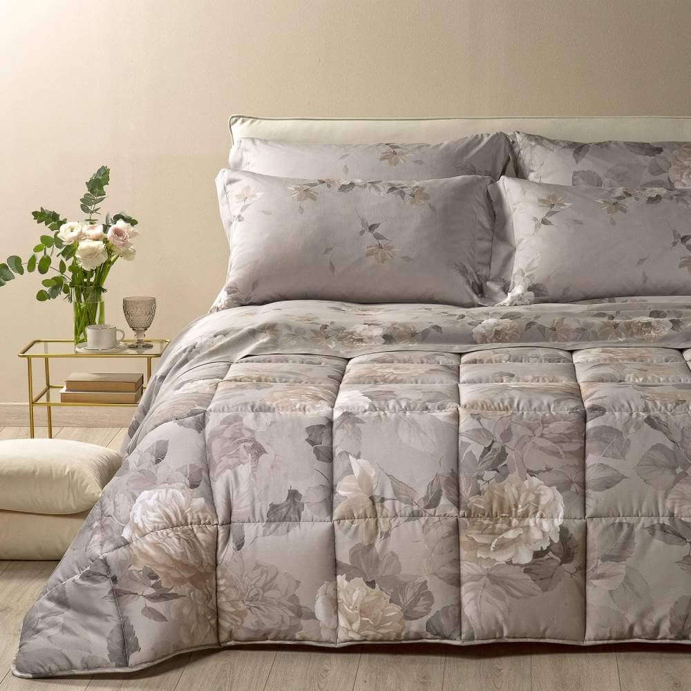 Trapunta invernale matrimoniale Caleffi Rosa Alba, in raso di puro cotone con stampa digitale. Piumone con delicata fantasia floreale con rose bianche su fondo tortora.