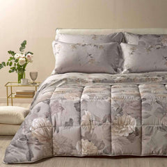 Trapunta invernale matrimoniale Caleffi Rosa Alba, in raso di puro cotone con stampa digitale. Piumone con delicata fantasia floreale con rose bianche su fondo tortora.