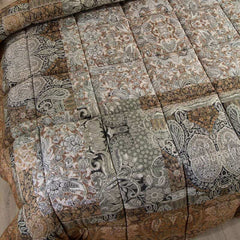 Trapunta invernale matrimoniale Caleffi Vittoria in puro cotone con stampa digitale. Piumone con fantasia stile kashmir colore tortora. Dettaglio fantasia.