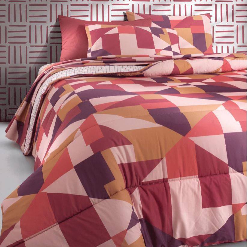 Trapunta invernale Gabel Newton in puro cotone per letto singolo. Fantasia geometrica colore vinaccia con forme arancio e bordeaux