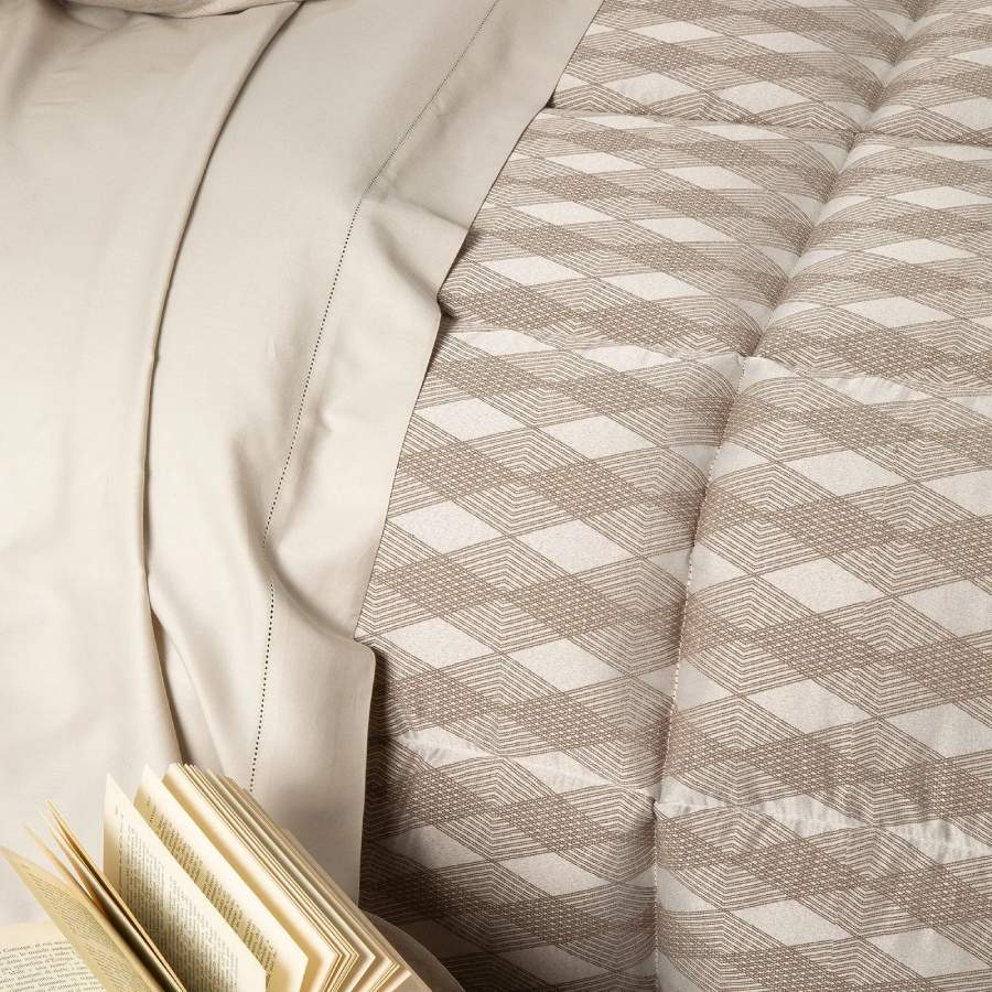 Trapunta invernale matrimoniale Caleffi Nuit in prezioso raso jacquard. Fantasia geometrica colore moka tortora