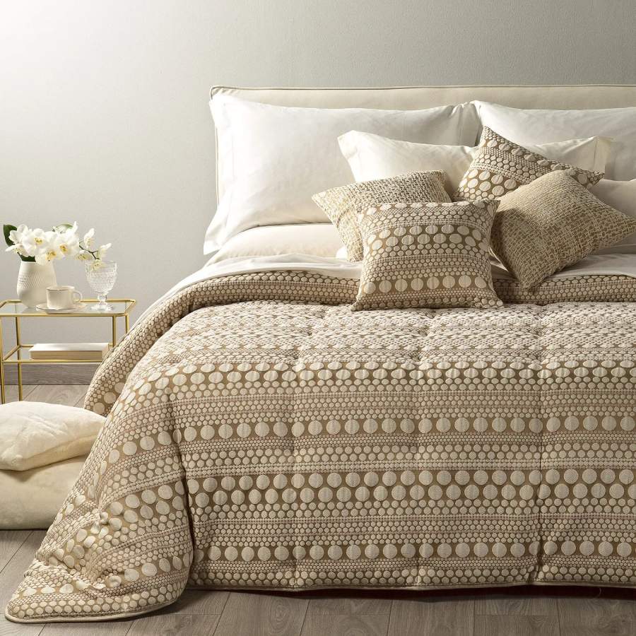 Trapunta invernale matrimoniale Leggerissima Perry, in prezioso raso jacquard. Prodotta da Caleffi. Fantasia dalle forme morbide e dallo stile moderno. Disponibile nella variante di colore oro.