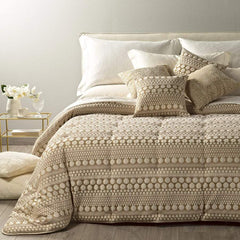 Trapunta invernale matrimoniale Leggerissima Perry, in prezioso raso jacquard. Prodotta da Caleffi. Fantasia dalle forme morbide e dallo stile moderno. Disponibile nella variante di colore oro.