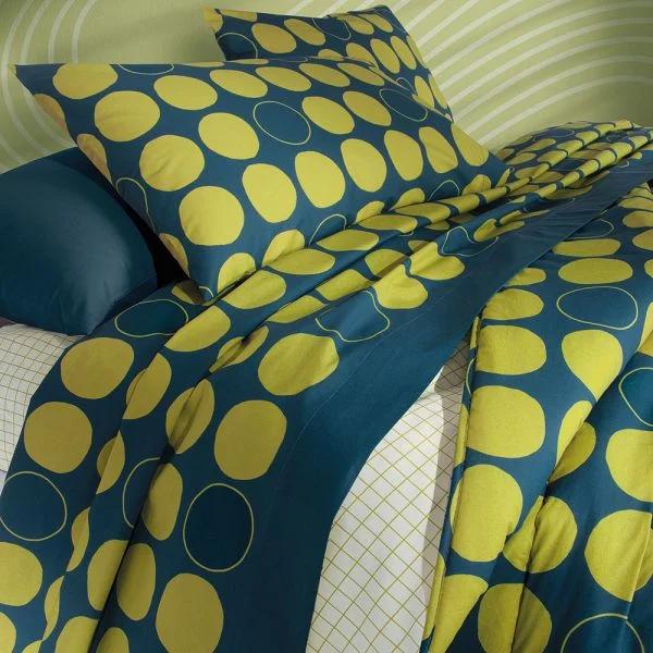 Trapunta invernale Gabel Talete in puro cotone per letto singolo. Fantasia geometrica con cerchi astratti di colore verde su fondo blu.