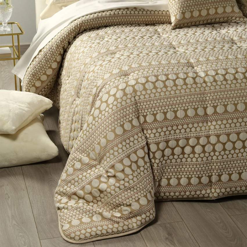 Trapunta invernale matrimoniale Leggerissima Perry, in prezioso raso jacquard. Prodotta da Caleffi. Fantasia dalle forme morbide e dallo stile moderno. Disponibile nella variante di colore oro.