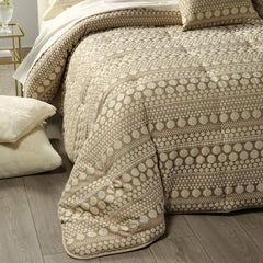 Trapunta invernale matrimoniale Leggerissima Perry, in prezioso raso jacquard. Prodotta da Caleffi. Fantasia dalle forme morbide e dallo stile moderno. Disponibile nella variante di colore oro.