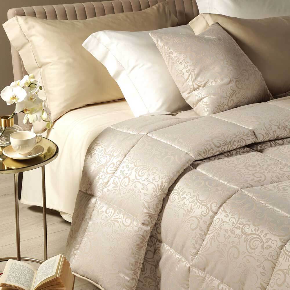 Trapunta invernale matrimoniale Caleffi Astoria in raso jacquard. Fantasia classica colore beige.