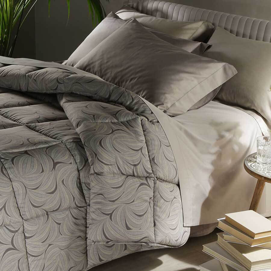 Trapunta invernale matrimoniale Caleffi Dune in raso di puro cotone. Piumone con fantasia moderna sui toni del grigio.