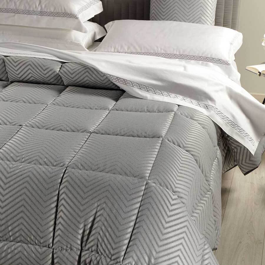 Trapunta invernale matrimoniale Caleffi Every in raso jacquard. Piumone con fantasia geometrica colore grigio