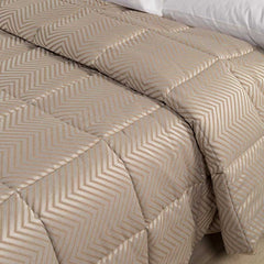 Trapunta invernale matrimoniale Caleffi Every in raso jacquard. Fantasia geometrica colore sabbia, beige, oro.