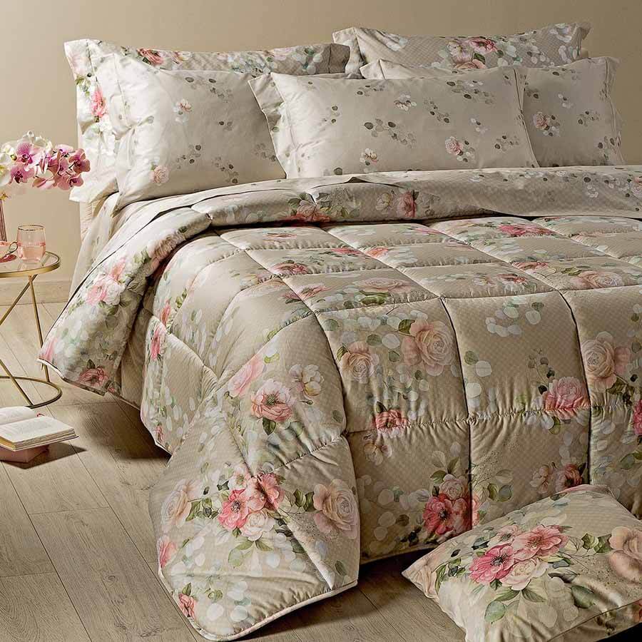 Trapunta invernale matrimoniale Caleffi Giardino Botanico in raso di puro cotone con stampa digitale. Fantasia floreale con fiori rosa e bianchi dai con fondo beige.