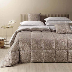 Trapunta invernale matrimoniale Caleffi Interni in raso jacquard. Piumone con fantasia geometrica colore caffè marrone beige