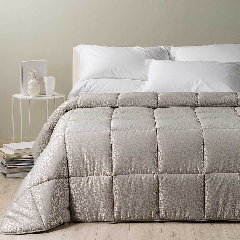 Trapunta invernale matrimoniale Caleffi Interni in raso jacquard. Piumone con fantasia geometrica colore corda tortora beige