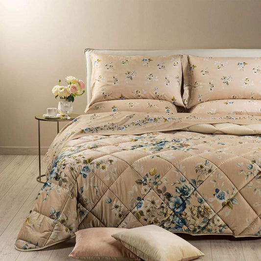 Trapunta invernale matrimoniale Fiordaliso di Caleffi, in morbido velluto. Fantasia con delicati fiori bianchi e azzurri su fondo avorio.