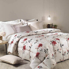 Trapunta invernale matrimoniale Caleffi Soave in microfibra. Fantasia floreale con rose rosse su fondo avorio.