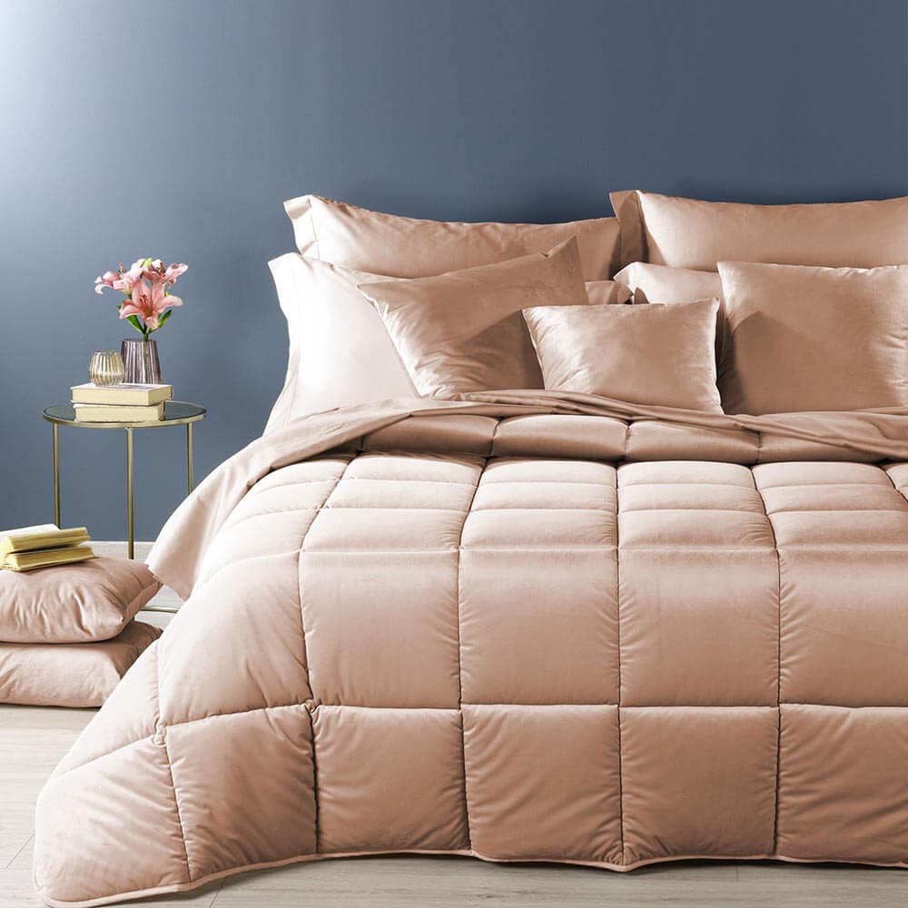 trapunta invernale matrimoniale Velvet di Caleffi è in velluto tinta unita. Colore fard, rosa.