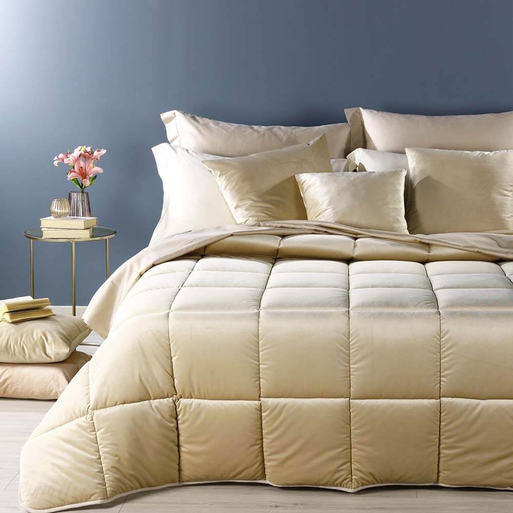 trapunta invernale matrimoniale Velvet di Caleffi è in velluto tinta unita. Colore miele, beige chiaro